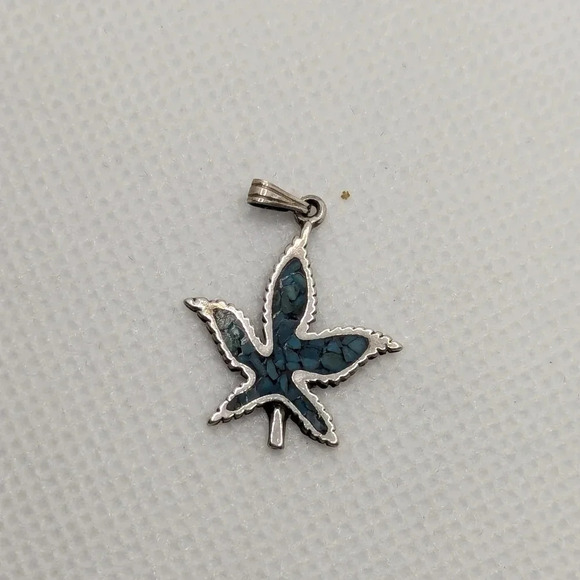Jewelry - Small dainty  925 leaf pendant